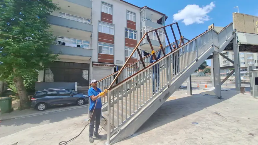 Her gün yüzlerce kişi kullanıyor: Evin içini gören üst geçitiçin yıkım kararı verildi 6