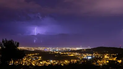 İskenderun Körfezi'nde şimşekler geceyi aydınlattı