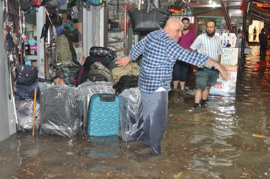 Denizli'de yağış hayatı olumsuz etkiledi 5