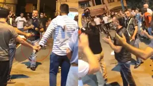 Sokak düğününde sosyal mesafe unutuldu, davetliler el ele tutuşup oynadı