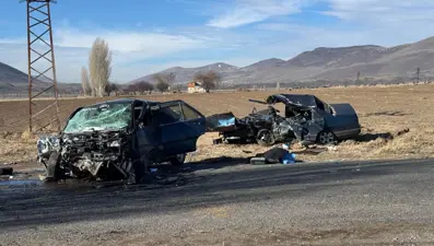 Kavşaktakafa kafaya facia! Baba ile oğlu öldü, dört kişi yaralandı