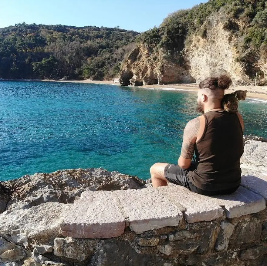 Yolda bulduğu kediyle dünya turu yaptı 13