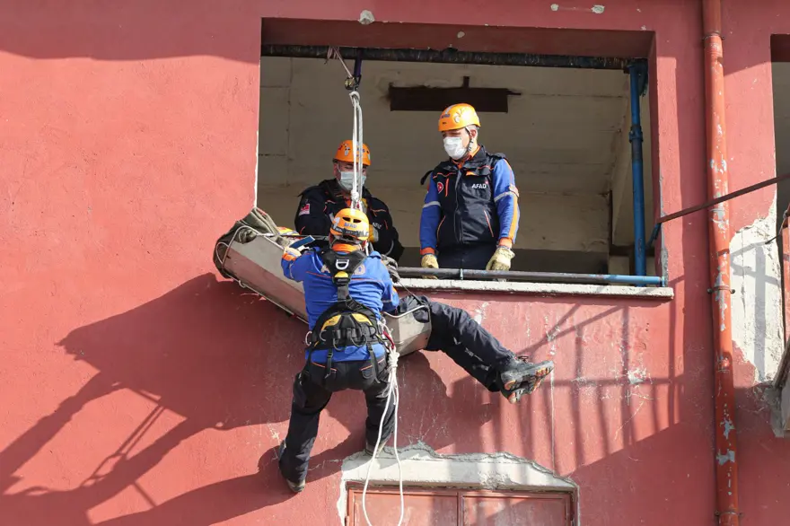 İzmir depremi kahramanlarının zorlu eğitimi (AFAD gönüllüsü nasıl olunur?) 2
