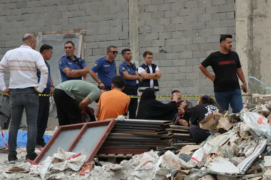 İnşaatta feci ölüm: Kule vinçteki demir sepet işçilerin üzerine düştü 6 İnşaatta feci ölüm: Kule vinçteki demir sepet işçilerin üzerine düştü 6