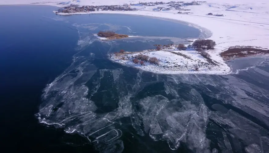 Hava sıcaklığı eksi 10 dereceye düşünce 40 kilometrekarelik göl buz tuttu 1