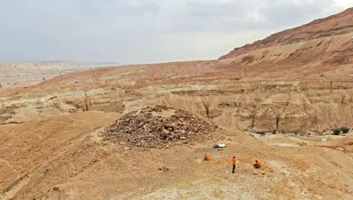 Yahudiye Çölü'nde 2 bin 200 yıllık piramit bulundu