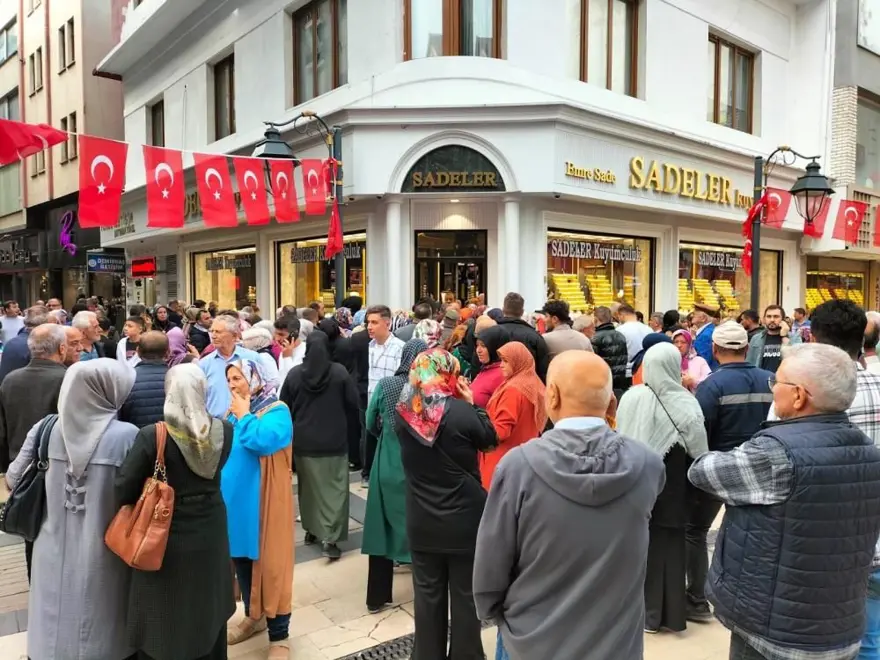 Dilan Polat dedikodusu ilçeyi karıştırdı | Altını olan kuyumcuya koştu 