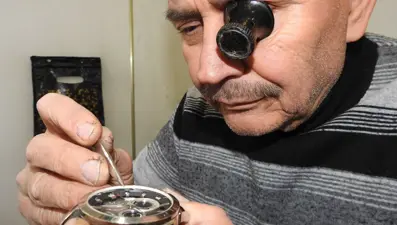 15 metrekarelik dükkanda 50 yılını geçirdi: Yarım asırdır saat tamir ediyor