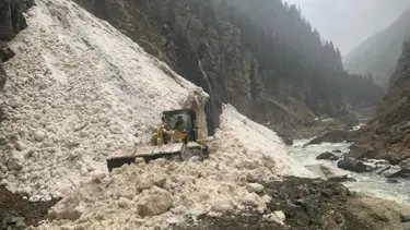 Rize'de çığ düşen yol, 4 saatte açıldı