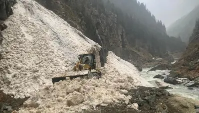 Rize'de çığ düşen yol, 4 saatte açıldı