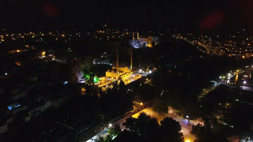 Şanlıurfa'da özel ışıklandırma yapılan tarihi alanlarda kartpostallık görüntüler 21