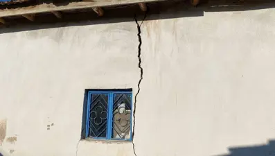 Evlerinin duvarının 10 yıldır sürekli çatlamasının nedeninin 'fay hattı' olduğu ortaya çıktı