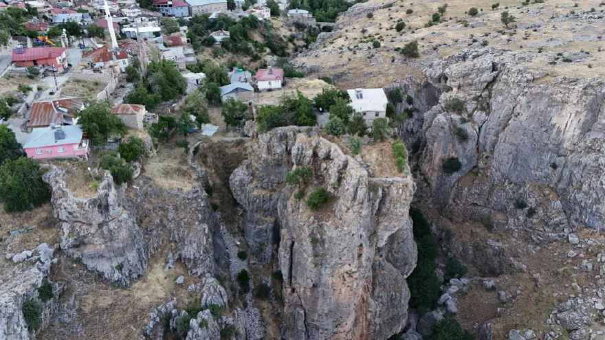 Diyarbakır'da 168 metre yükseklikteki uçurumda bulunan ev ve köprülü bahçesi ilgi görüyor