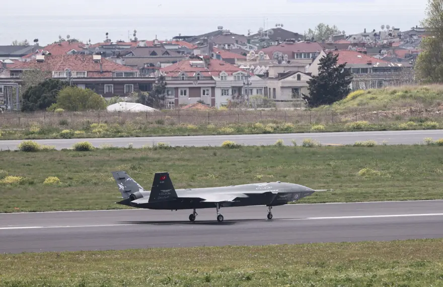 Kızılelma, TEKNOFEST'e katılmak için Atatürk Havalimanı'nda 9 Kızılelma, TEKNOFEST'e katılmak için Atatürk Havalimanı'nda 9