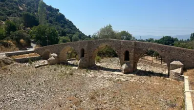 Tarihi Yunan Köprüsü uyuşturucu bağımlılarının yuvası haline geldi
