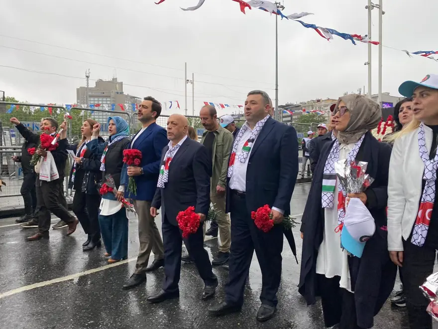 HAK-İŞ Kazancı Yokuşu'na karanfil bıraktı 