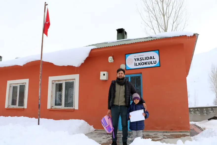 2 derslik 1 öğrenci: Hasret'in karne sevinci 13