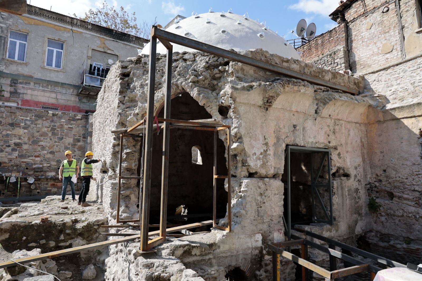 İzmir'deki tarihi Kıllıoğlu Hamamı ayağa kaldırılıyor