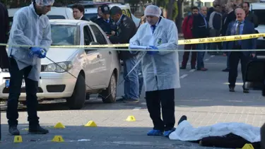 Boşandığı eşi ve babasını sokak ortasında öldürdü