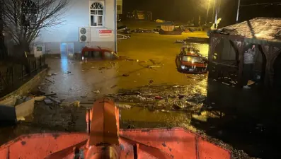 Artvin'de heyelan: Borçka’da 4 bina tahliye edildi, 10 araç zarar gördü