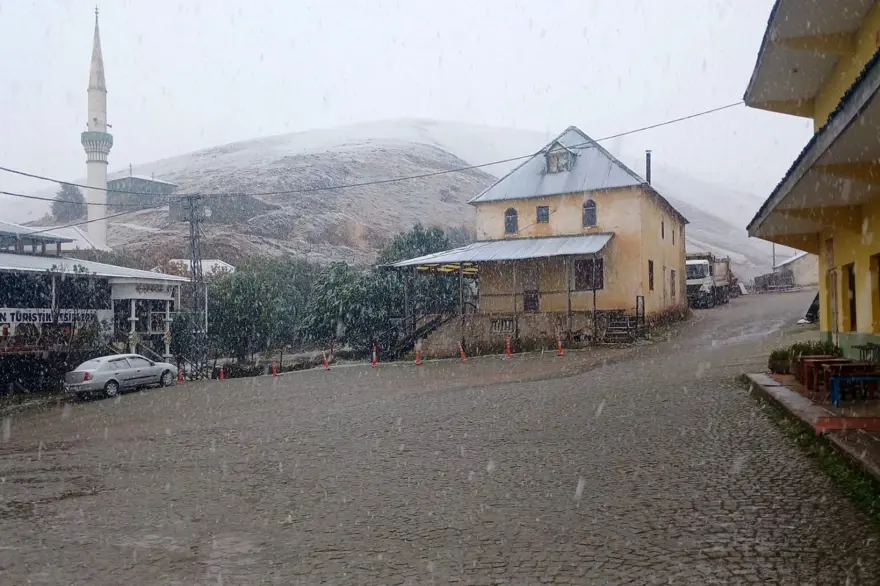 Hava soğudu, gece kar yağdı: Beyaz örtüyle kaplandı 4 Hava soğudu, gece kar yağdı: Beyaz örtüyle kaplandı 4