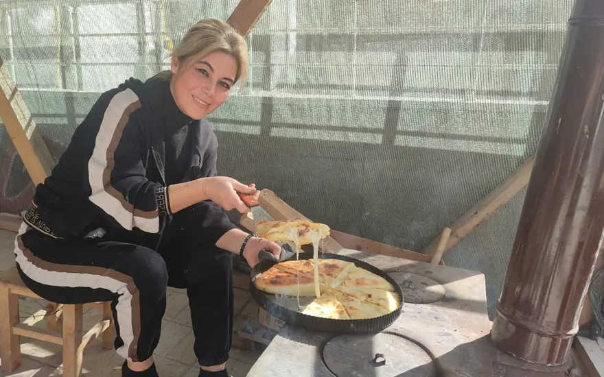 Deprem sonrası geçim kaynağı oldu: Odun ateşinde yapıp satıyor 5