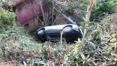 Kontrolden çıkan cip evin bahçesine uçtu