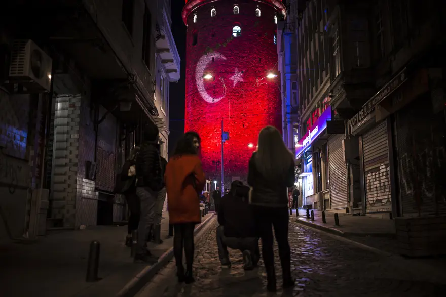 Galata Kulesi kırmızı beyaza büründü 5