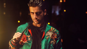 Bu yıl Altın Kelebek'te ödül alamayan Reynmen eski ödülünü çöpe attı