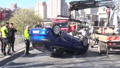 Beylikdüzü'nde E-5 yan yolda otomobil takla attı: Trafik kilitlendi