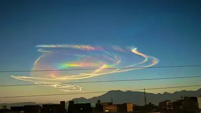 Pakistan'da "ateş gökkuşağı" gökyüzünü süsledi