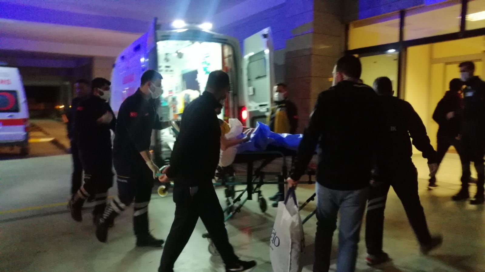Soma'da işçileri taşıyan servis devrildi: 7 yaralı
