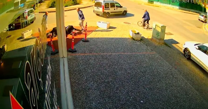 Ayağını gazda unutunca faciadan dönüldü: Ezilmekten son anda kurtuldular! 2