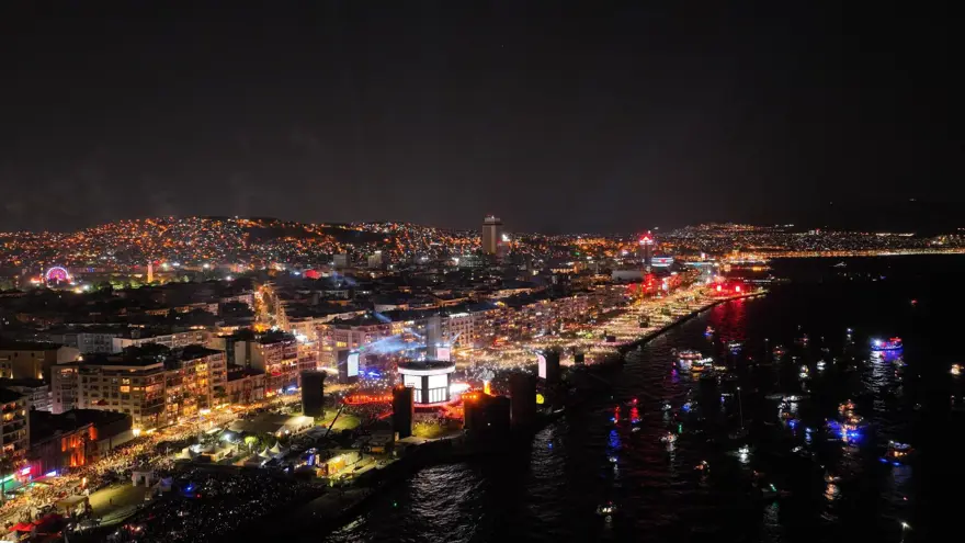İzmir’de kurtuluş günü coşkusu: Tarkan konserine yüz binlerce kişi akın etti 20