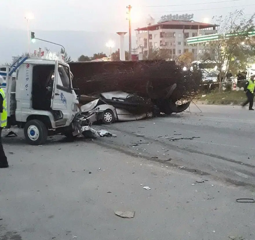 Freni boşalan kamyon, mahalleyi savaş alanına çevirdi Freni boşalan kamyon, mahalleyi savaş alanına çevirdi