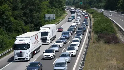 Bayram tatilinden dönen sürücüler, Bolu ve Düzce'de akıcı yoğunluk oluşturuyor