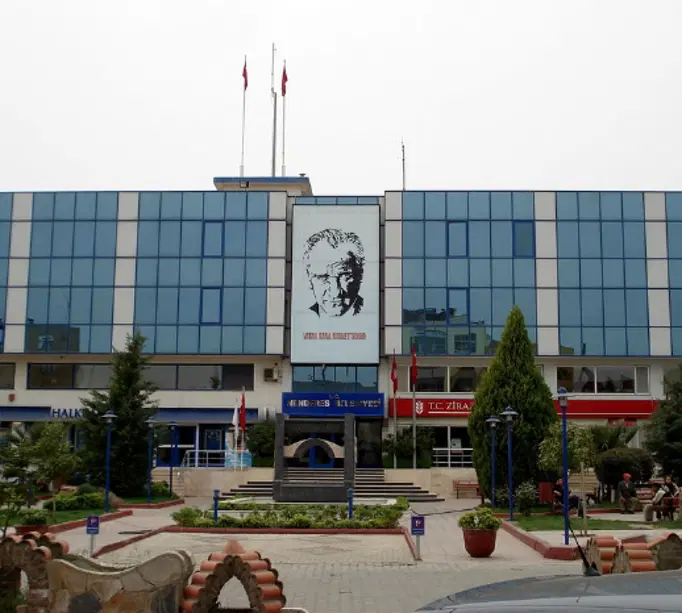 Menderes Belediyesi'ne operasyonBaşkan İlkay Çiçek dahil 13 kişi gözaltına alındı.