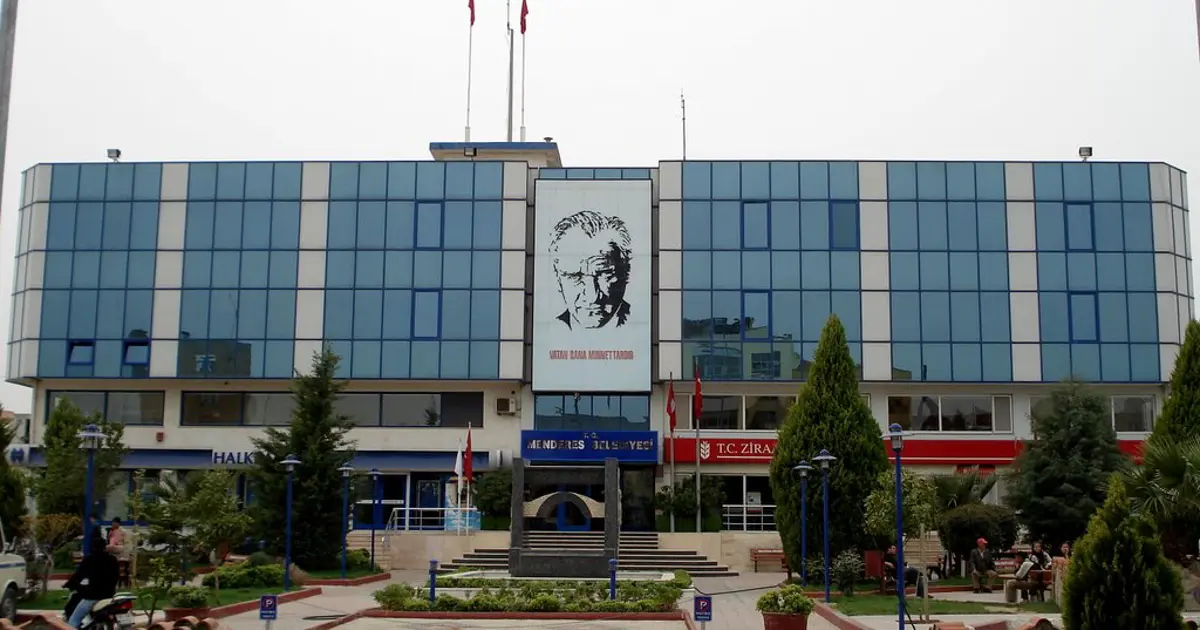 Menderes Belediyesi'ne operasyon. Başkan İlkay Çiçek dahil 21 kişi gözaltında