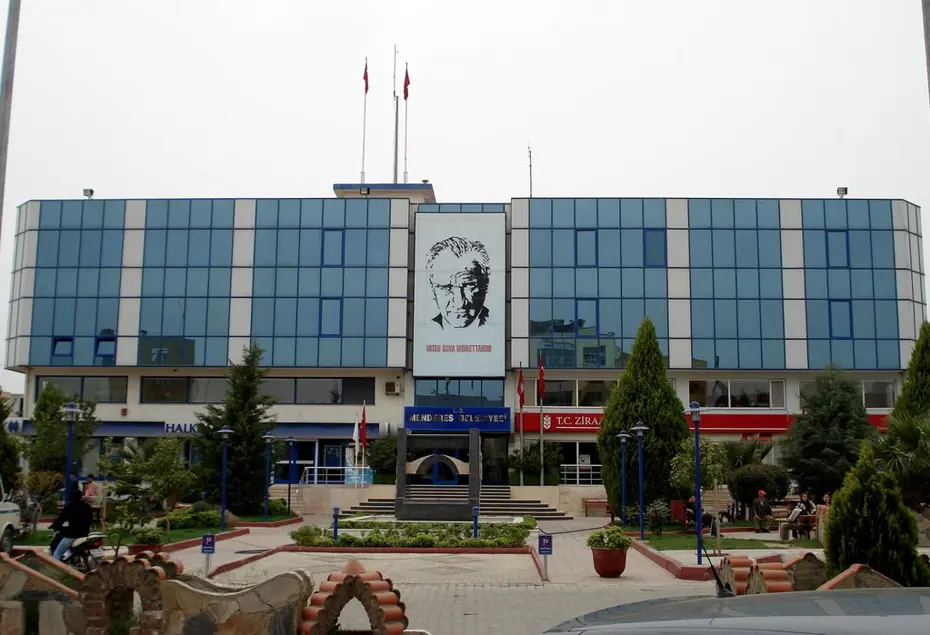 Menderes Belediyesi'ne operasyon. Başkan İlkay Çiçek dahil 21 kişi gözaltında