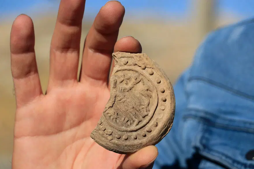 Dara Antik Kenti'nde Aziz Menas'ın figürü olan 1400 yıllık ampulla bulundu 