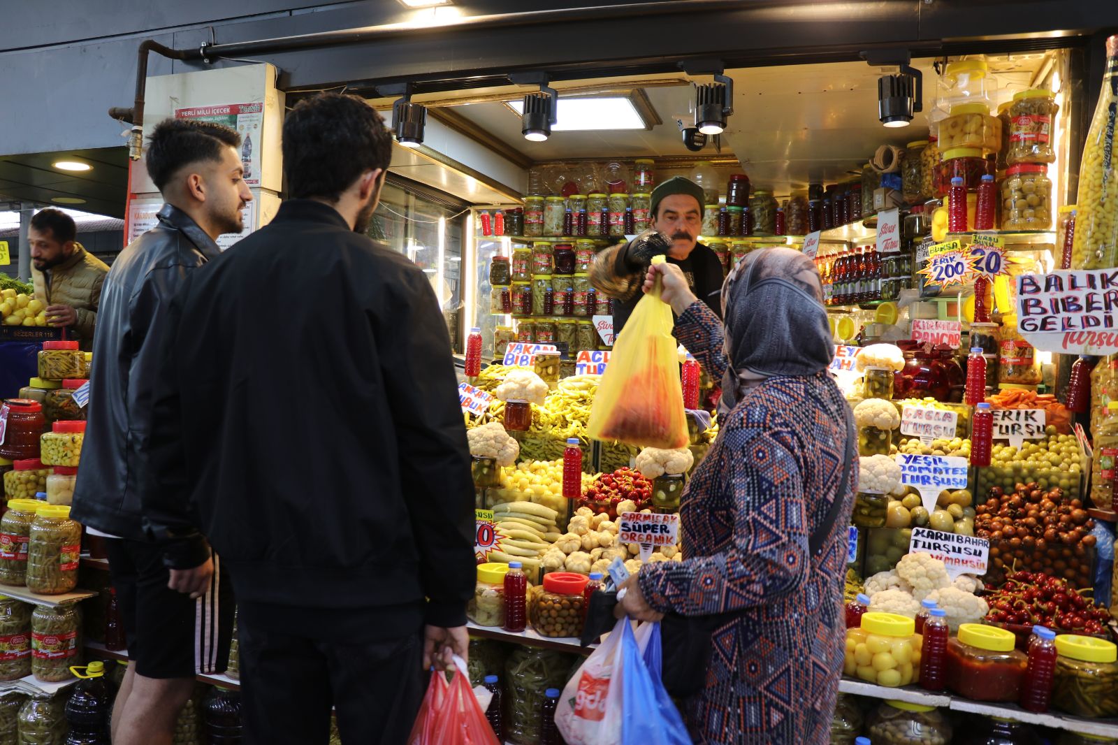 Sofraların vazgeçilmezi: Tezgahları renklendirmeye başladı