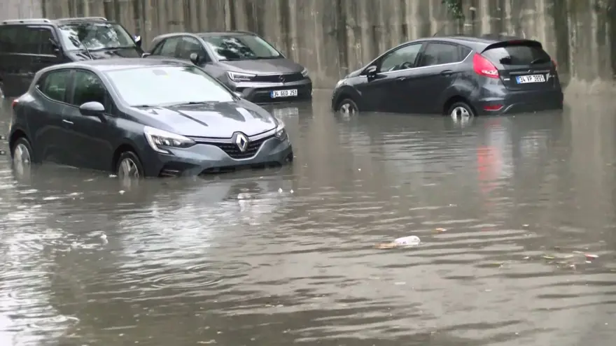 BÜYÜKÇEKMECE'DE SANAYİ SİTESİNİ SU BASTI: YOLLAR GÖLE DÖNDÜ 11