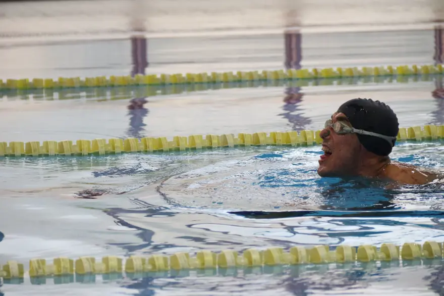57 yaşındaki fedakar anne: 21 yıldır serebral palsi hastası oğlunu şampiyonluklara taşıyor 4