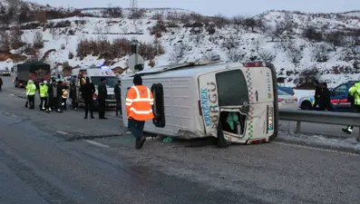 Malatya'da yolcu minibüsü devrildi: 8 yaralı