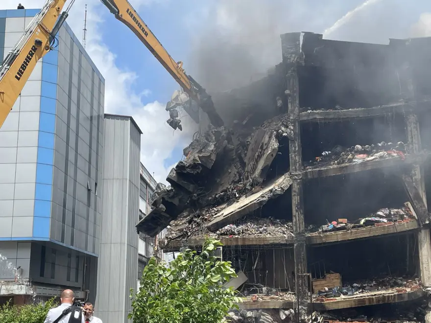 Başakşehir'de fabrikada çıkan yangını söndürme çalışmaları 3. gününde 3