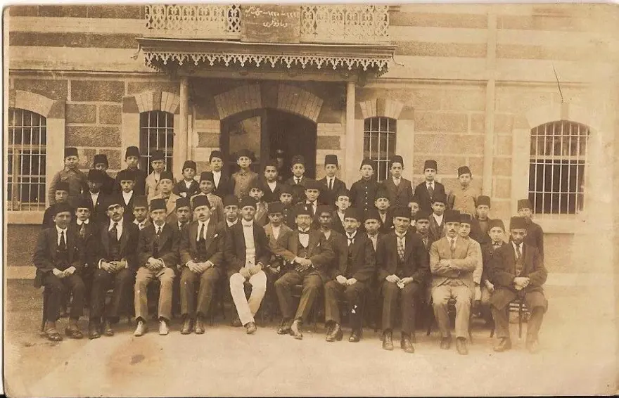 SİYASETÇİDEN SANATÇIYA ONLARCA ÜNLÜ MEZUN OLDU 6