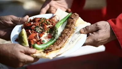 Önce porsiyonlar küçüldü, şimdi ikramlar kalkıyor