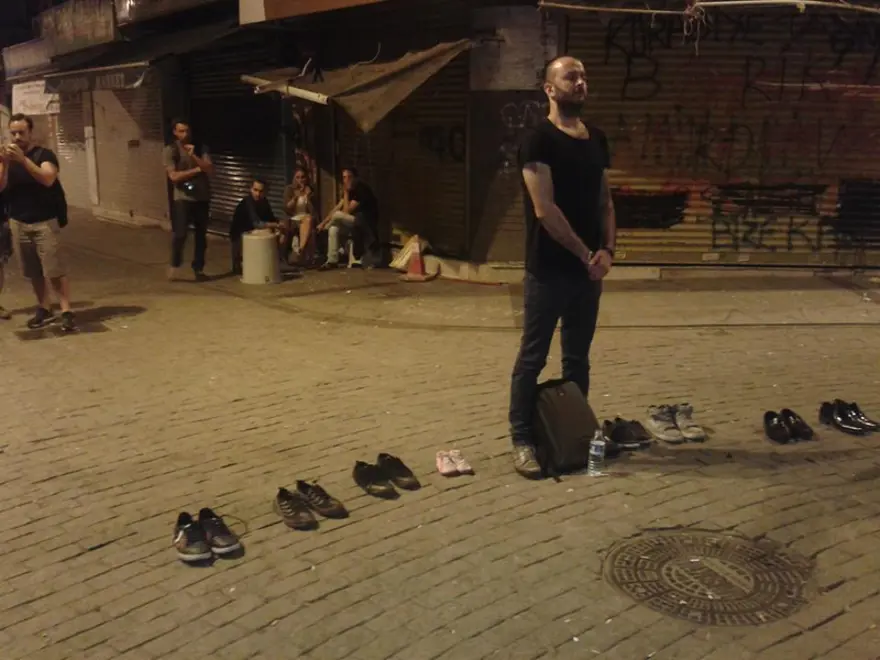 'Duran adam'lar sosyal medyada 25