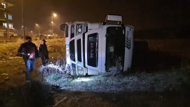 Park halindeki TIR'ın frenleri boşalınca boş araziye devrildi