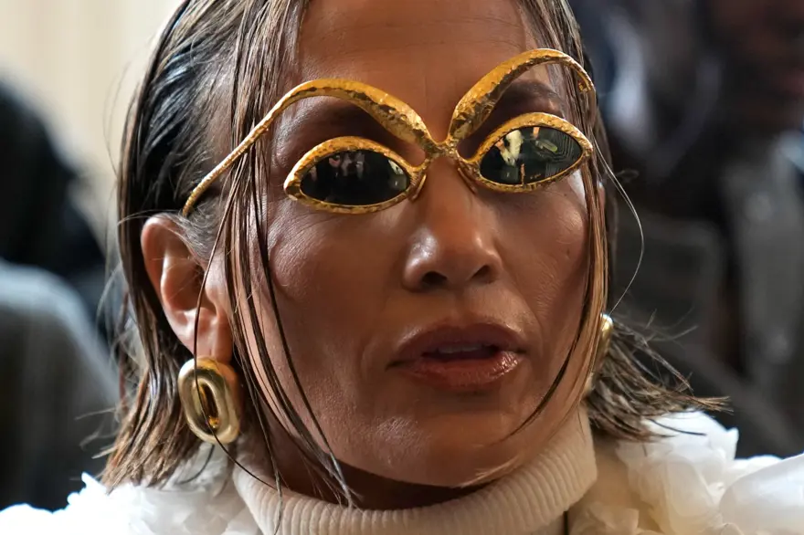 Her detay şaşkınlık yarattı: Paris Moda Haftası'nda "robot bebek" 5 Her detay şaşkınlık yarattı: Paris Moda Haftası'nda "robot bebek" 5